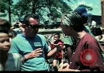 Standbild Clown unterhält vietnamesischer Flüchtlingskinder Florida United States USA, 1975, aus Sekunde 61 historischem Filmmaterial Videoclip 65675050952