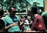 Standbild Clown unterhält vietnamesischer Flüchtlingskinder Florida United States USA, 1975, aus Sekunde 62 historischem Filmmaterial Videoclip 65675050952