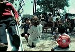 Standbild Vietnamesische Flüchtlinge Kinder spielen Florida United States USA, 1975, aus Sekunde 3 historischem Filmmaterial Videoclip 65675050953