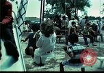 Standbild Vietnamesische Flüchtlinge Kinder spielen Florida United States USA, 1975, aus Sekunde 7 historischem Filmmaterial Videoclip 65675050953