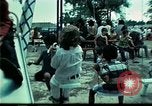 Standbild Vietnamesische Flüchtlinge Kinder spielen Florida United States USA, 1975, aus Sekunde 8 historischem Filmmaterial Videoclip 65675050953