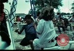 Standbild Vietnamesische Flüchtlinge Kinder spielen Florida United States USA, 1975, aus Sekunde 9 historischem Filmmaterial Videoclip 65675050953