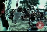 Standbild Vietnamesische Flüchtlinge Kinder spielen Florida United States USA, 1975, aus Sekunde 10 historischem Filmmaterial Videoclip 65675050953