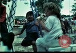 Standbild Vietnamesische Flüchtlinge Kinder spielen Florida United States USA, 1975, aus Sekunde 11 historischem Filmmaterial Videoclip 65675050953