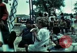 Standbild Vietnamesische Flüchtlinge Kinder spielen Florida United States USA, 1975, aus Sekunde 13 historischem Filmmaterial Videoclip 65675050953
