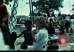 Standbild Vietnamesische Flüchtlinge Kinder spielen Florida United States USA, 1975, aus Sekunde 14 historischem Filmmaterial Videoclip 65675050953