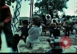 Standbild Vietnamesische Flüchtlinge Kinder spielen Florida United States USA, 1975, aus Sekunde 15 historischem Filmmaterial Videoclip 65675050953