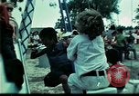 Standbild Vietnamesische Flüchtlinge Kinder spielen Florida United States USA, 1975, aus Sekunde 16 historischem Filmmaterial Videoclip 65675050953