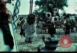 Standbild Vietnamesische Flüchtlinge Kinder spielen Florida United States USA, 1975, aus Sekunde 17 historischem Filmmaterial Videoclip 65675050953
