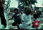 Standbild Vietnamesische Flüchtlinge Kinder spielen Florida United States USA, 1975, aus Sekunde 18 historischem Filmmaterial Videoclip 65675050953
