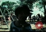 Standbild Vietnamesische Flüchtlinge Kinder spielen Florida United States USA, 1975, aus Sekunde 19 historischem Filmmaterial Videoclip 65675050953