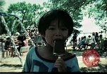 Standbild Vietnamesische Flüchtlinge Kinder spielen Florida United States USA, 1975, aus Sekunde 20 historischem Filmmaterial Videoclip 65675050953