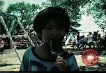 Standbild Vietnamesische Flüchtlinge Kinder spielen Florida United States USA, 1975, aus Sekunde 21 historischem Filmmaterial Videoclip 65675050953