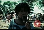 Standbild Vietnamesische Flüchtlinge Kinder spielen Florida United States USA, 1975, aus Sekunde 22 historischem Filmmaterial Videoclip 65675050953