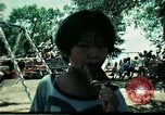 Standbild Vietnamesische Flüchtlinge Kinder spielen Florida United States USA, 1975, aus Sekunde 23 historischem Filmmaterial Videoclip 65675050953