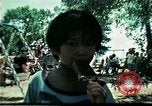 Standbild Vietnamesische Flüchtlinge Kinder spielen Florida United States USA, 1975, aus Sekunde 25 historischem Filmmaterial Videoclip 65675050953