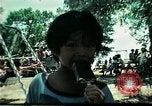 Standbild Vietnamesische Flüchtlinge Kinder spielen Florida United States USA, 1975, aus Sekunde 26 historischem Filmmaterial Videoclip 65675050953