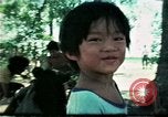 Standbild Vietnamesische Flüchtlinge Kinder spielen Florida United States USA, 1975, aus Sekunde 27 historischem Filmmaterial Videoclip 65675050953
