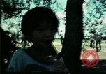 Standbild Vietnamesische Flüchtlinge Kinder spielen Florida United States USA, 1975, aus Sekunde 28 historischem Filmmaterial Videoclip 65675050953