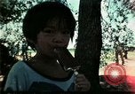Standbild Vietnamesische Flüchtlinge Kinder spielen Florida United States USA, 1975, aus Sekunde 29 historischem Filmmaterial Videoclip 65675050953