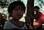Standbild Vietnamesische Flüchtlinge Kinder spielen Florida United States USA, 1975, aus Sekunde 30 historischem Filmmaterial Videoclip 65675050953