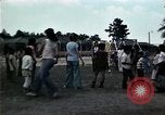 Standbild Vietnamesische Flüchtlinge Kinder spielen Florida United States USA, 1975, aus Sekunde 39 historischem Filmmaterial Videoclip 65675050953