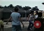 Standbild Vietnamesische Flüchtlinge Kinder spielen Florida United States USA, 1975, aus Sekunde 43 historischem Filmmaterial Videoclip 65675050953