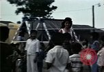 Standbild Vietnamesische Flüchtlinge Kinder spielen Florida United States USA, 1975, aus Sekunde 44 historischem Filmmaterial Videoclip 65675050953