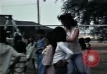 Standbild Vietnamesische Flüchtlinge Kinder spielen Florida United States USA, 1975, aus Sekunde 45 historischem Filmmaterial Videoclip 65675050953