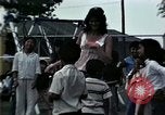 Standbild Vietnamesische Flüchtlinge Kinder spielen Florida United States USA, 1975, aus Sekunde 48 historischem Filmmaterial Videoclip 65675050953