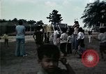 Standbild Vietnamesische Flüchtlinge Kinder spielen Florida United States USA, 1975, aus Sekunde 55 historischem Filmmaterial Videoclip 65675050953