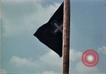 Standbild Kaplan spricht für vietnamesische Flüchtlinge United States USA, 1975, aus Sekunde 12 historischem Filmmaterial Videoclip 65675050954