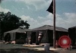 Standbild Kaplan spricht für vietnamesische Flüchtlinge United States USA, 1975, aus Sekunde 16 historischem Filmmaterial Videoclip 65675050954