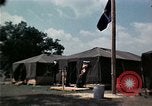 Standbild Kaplan spricht für vietnamesische Flüchtlinge United States USA, 1975, aus Sekunde 17 historischem Filmmaterial Videoclip 65675050954