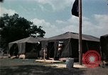 Standbild Kaplan spricht für vietnamesische Flüchtlinge United States USA, 1975, aus Sekunde 20 historischem Filmmaterial Videoclip 65675050954