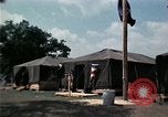 Standbild Kaplan spricht für vietnamesische Flüchtlinge United States USA, 1975, aus Sekunde 21 historischem Filmmaterial Videoclip 65675050954