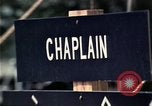 Standbild Kaplan spricht für vietnamesische Flüchtlinge United States USA, 1975, aus Sekunde 26 historischem Filmmaterial Videoclip 65675050954