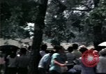 Standbild Kaplan spricht für vietnamesische Flüchtlinge United States USA, 1975, aus Sekunde 29 historischem Filmmaterial Videoclip 65675050954
