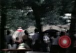 Standbild Kaplan spricht für vietnamesische Flüchtlinge United States USA, 1975, aus Sekunde 30 historischem Filmmaterial Videoclip 65675050954