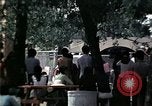 Standbild Kaplan spricht für vietnamesische Flüchtlinge United States USA, 1975, aus Sekunde 31 historischem Filmmaterial Videoclip 65675050954