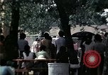 Standbild Kaplan spricht für vietnamesische Flüchtlinge United States USA, 1975, aus Sekunde 32 historischem Filmmaterial Videoclip 65675050954