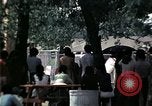 Standbild Kaplan spricht für vietnamesische Flüchtlinge United States USA, 1975, aus Sekunde 33 historischem Filmmaterial Videoclip 65675050954