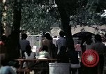 Standbild Kaplan spricht für vietnamesische Flüchtlinge United States USA, 1975, aus Sekunde 35 historischem Filmmaterial Videoclip 65675050954