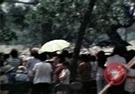 Standbild Kaplan spricht für vietnamesische Flüchtlinge United States USA, 1975, aus Sekunde 40 historischem Filmmaterial Videoclip 65675050954
