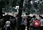 Standbild Kaplan spricht für vietnamesische Flüchtlinge United States USA, 1975, aus Sekunde 41 historischem Filmmaterial Videoclip 65675050954