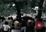 Standbild Kaplan spricht für vietnamesische Flüchtlinge United States USA, 1975, aus Sekunde 42 historischem Filmmaterial Videoclip 65675050954