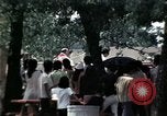 Standbild Kaplan spricht für vietnamesische Flüchtlinge United States USA, 1975, aus Sekunde 43 historischem Filmmaterial Videoclip 65675050954