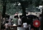 Standbild Kaplan spricht für vietnamesische Flüchtlinge United States USA, 1975, aus Sekunde 44 historischem Filmmaterial Videoclip 65675050954