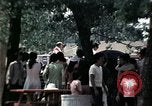 Standbild Kaplan spricht für vietnamesische Flüchtlinge United States USA, 1975, aus Sekunde 45 historischem Filmmaterial Videoclip 65675050954