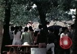 Standbild Kaplan spricht für vietnamesische Flüchtlinge United States USA, 1975, aus Sekunde 46 historischem Filmmaterial Videoclip 65675050954